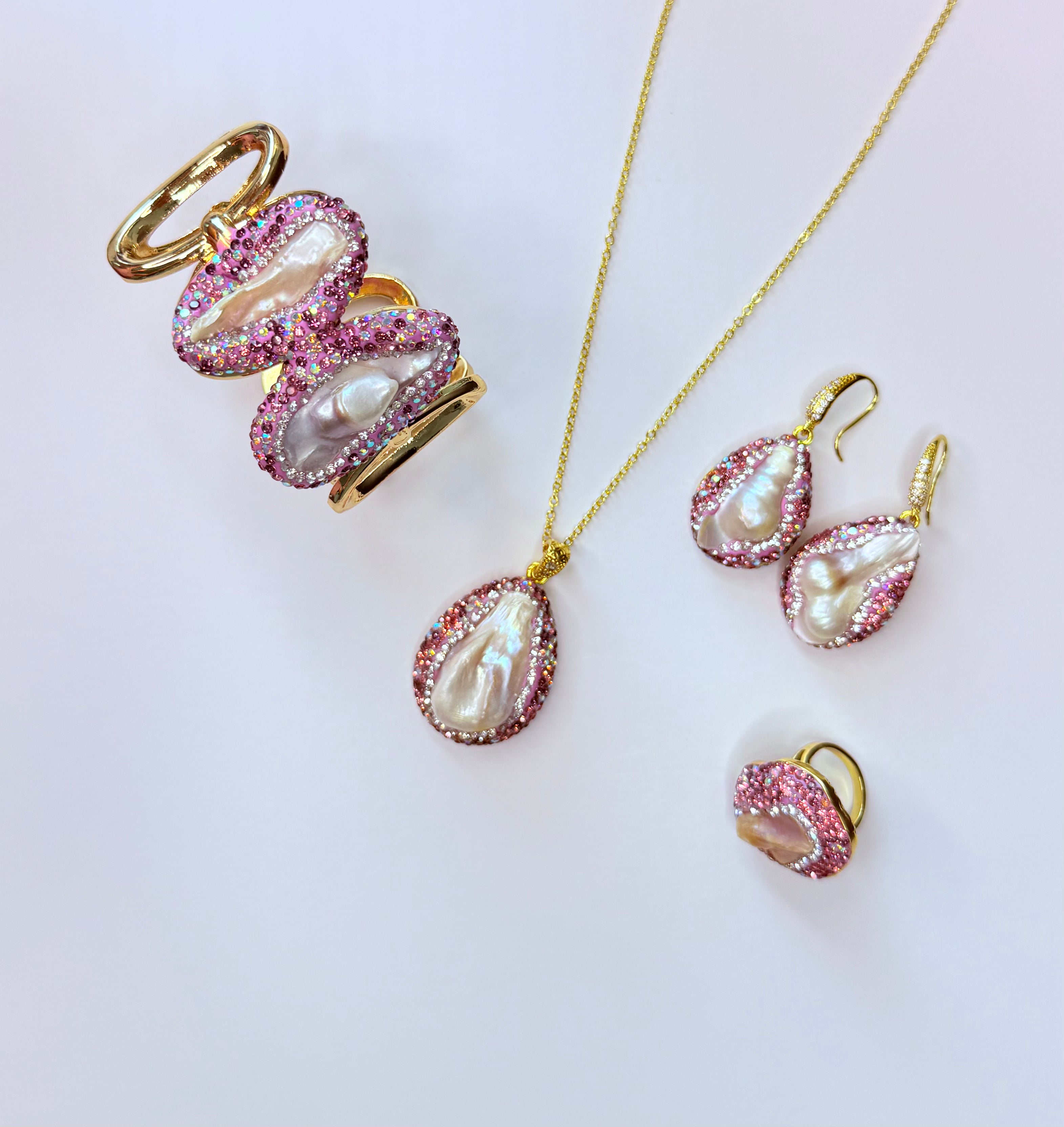 Mother-of-pearl set with genuine natural stone.