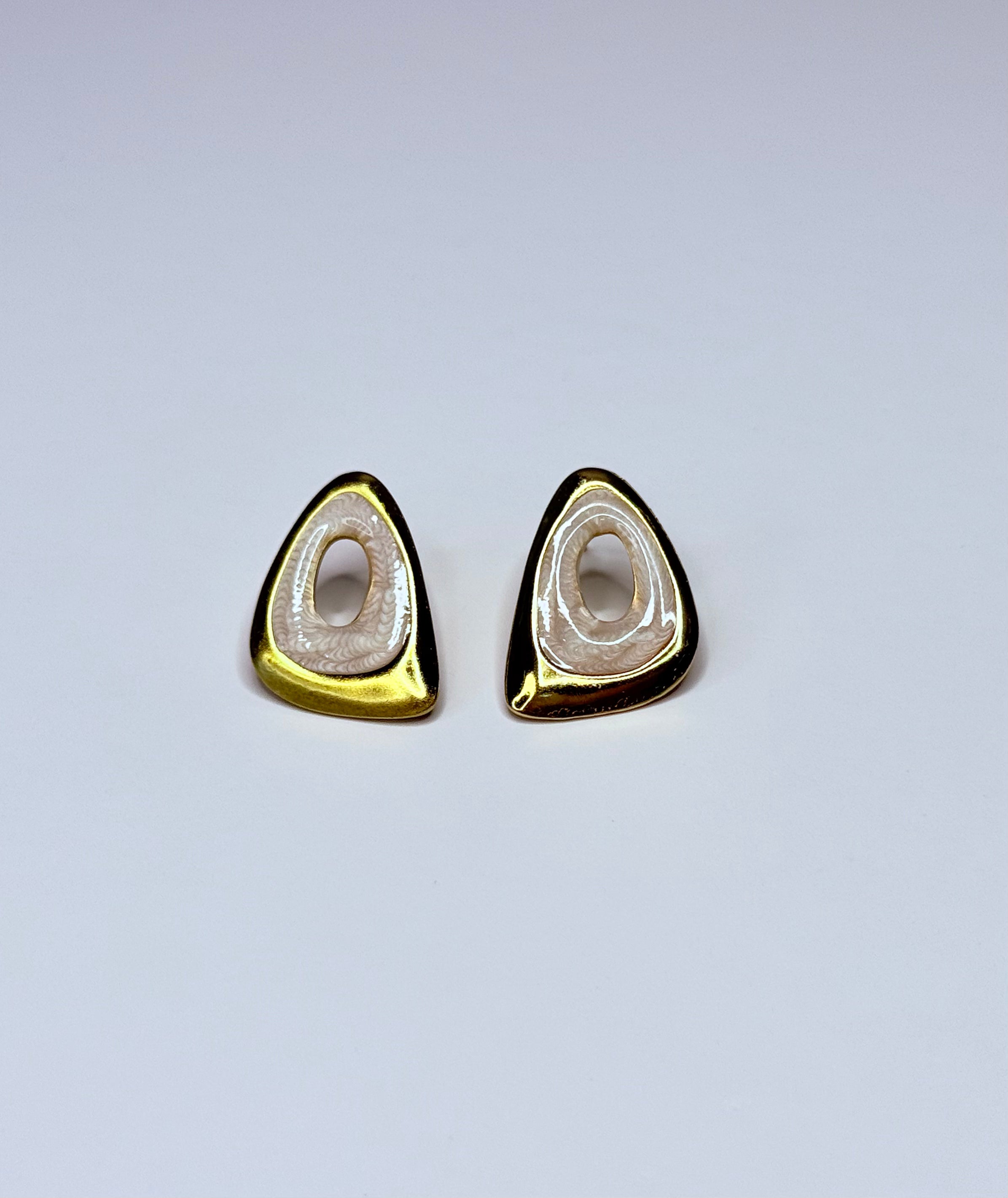 Oval earrings.