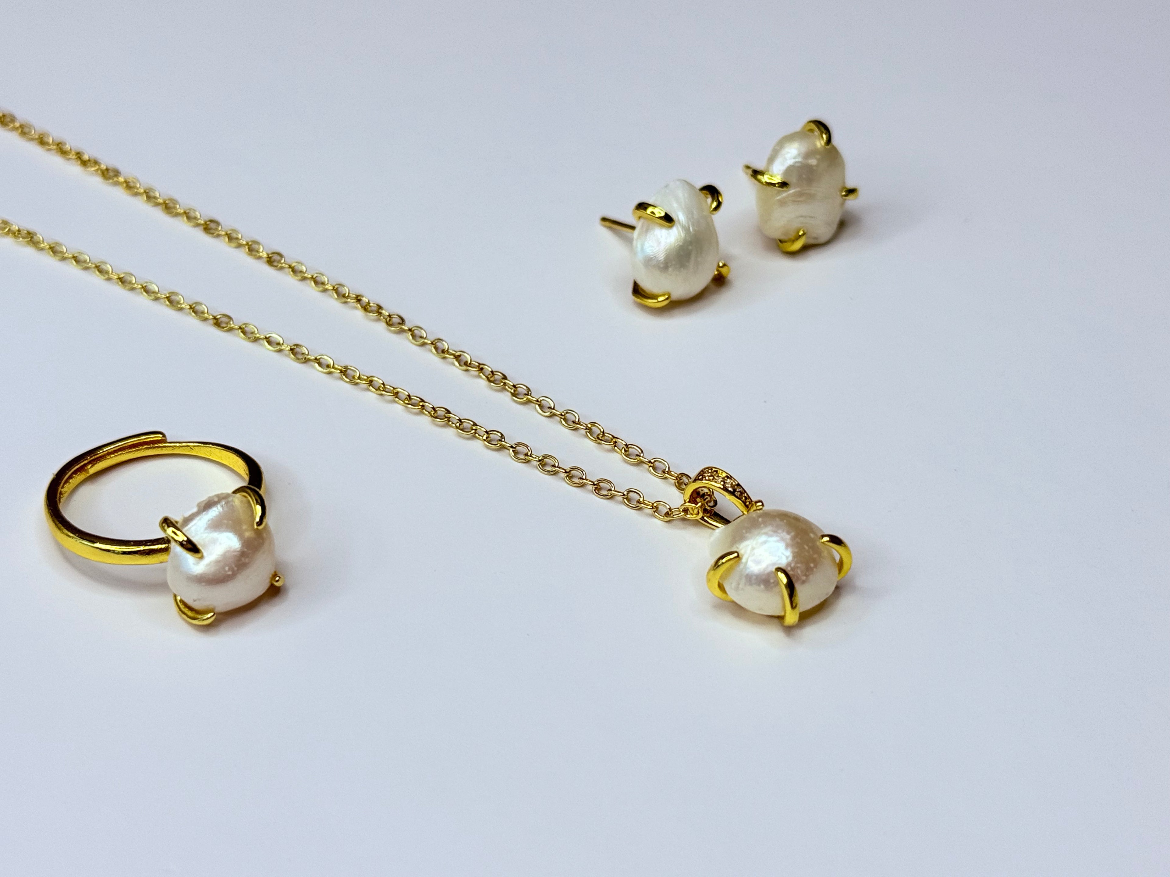 Genuine natural stone and freshwater pearl set.