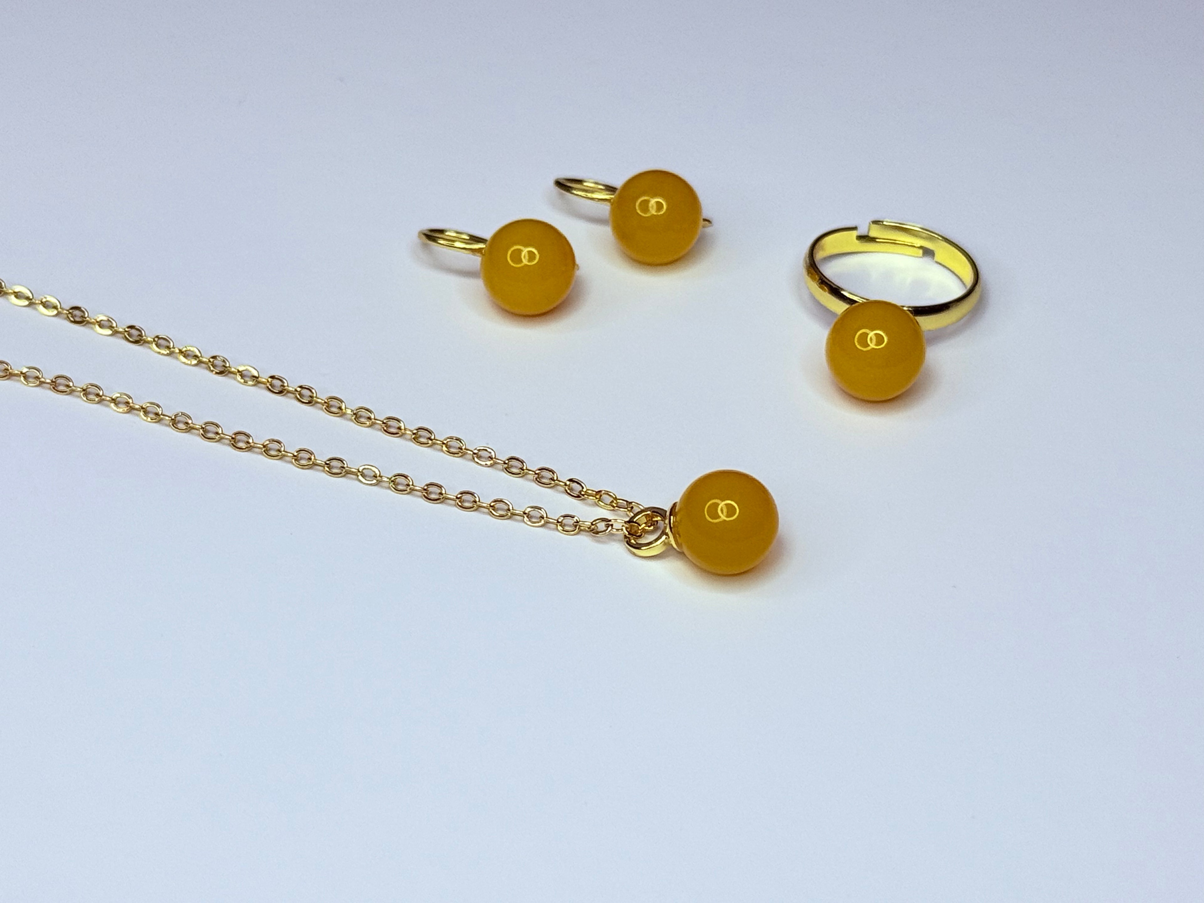 Genuine citrine stone set.