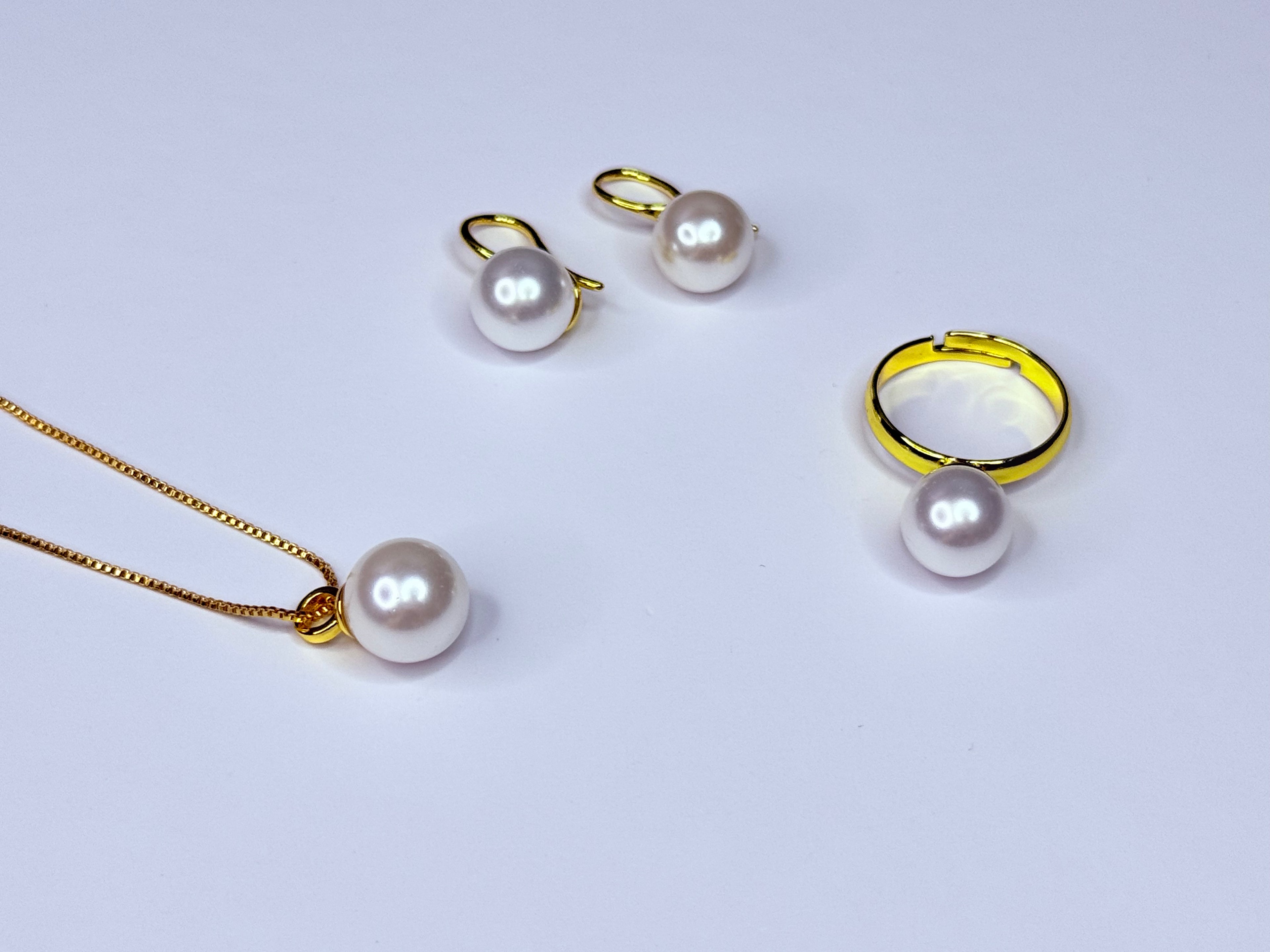 Genuine natural stone and freshwater pearl set.